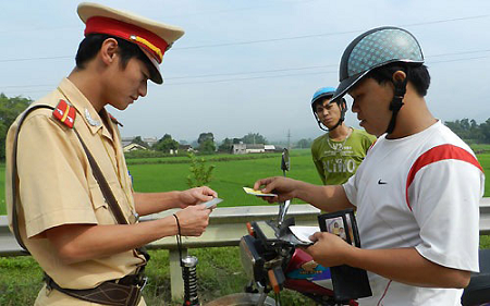 5 trường hợp CSGT có quyền dừng phương tiện để kiểm tra xe chính chủ